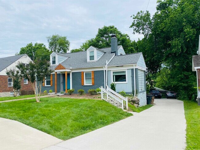 Frente de la casa - 1305 Stratford Ave
