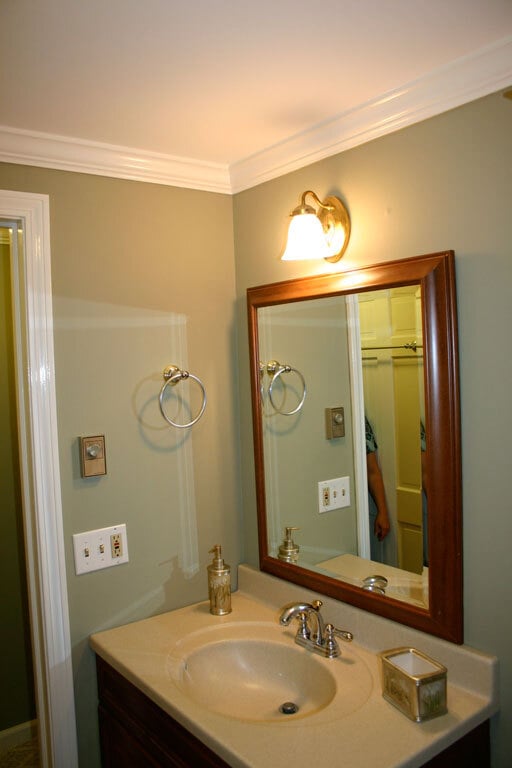 full bath - 256 Mountain Rd