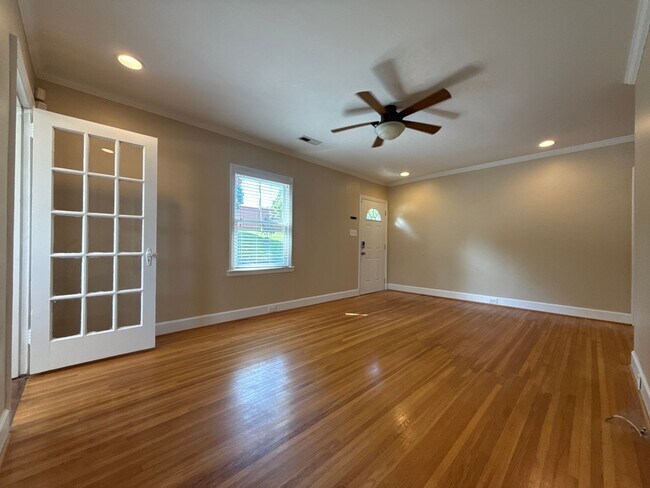 Foto del edificio - 817 Everett Pl