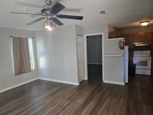 Building Photo - 994 Fox Hollow Rd