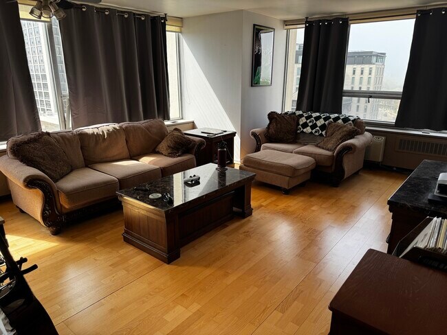 Foto del edificio - 70 W Burton Pl