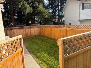 Building Photo - 957 Haslam Av