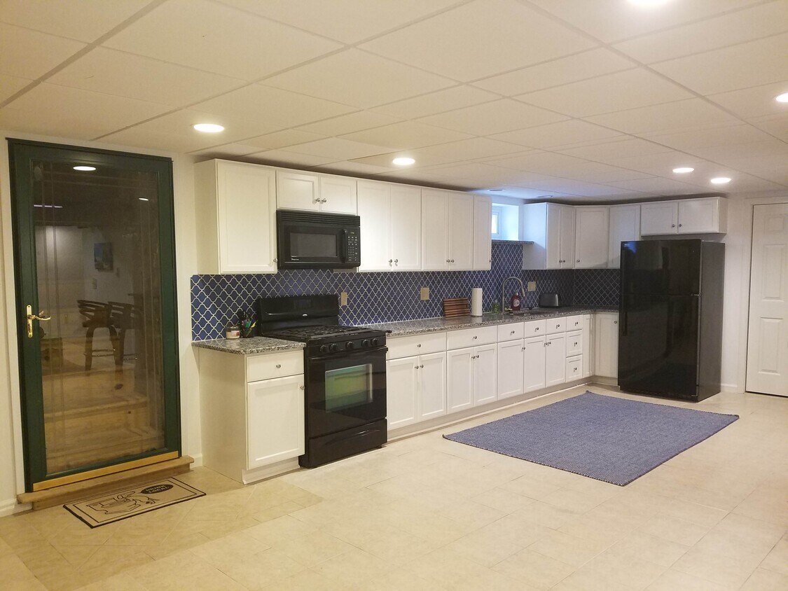 5 Crest Dr Unit Downstairs suite, Cromwell, CT 06416 Apartments in