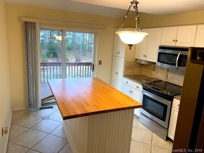 Kitchen - 282 Castlewood Dr
