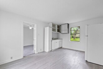 Building Photo - 806 E Emily Ave