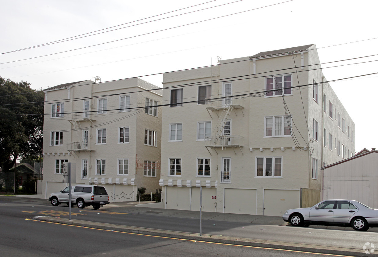 Primary Photo - Lincoln Apartments
