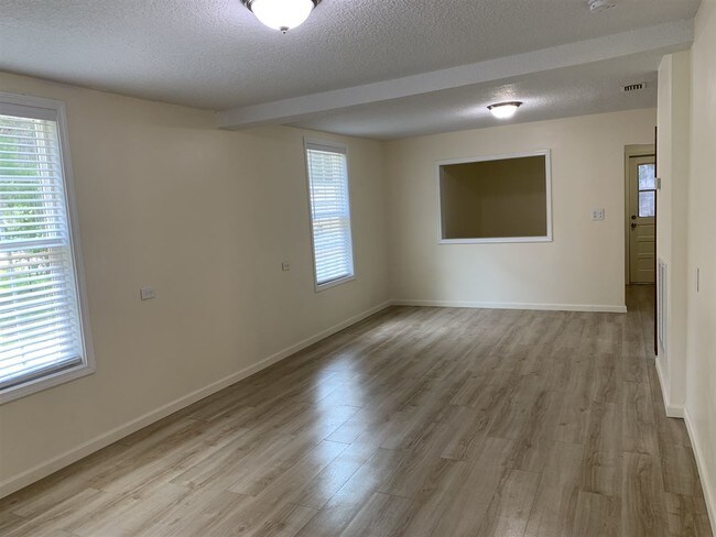 Building Photo - 2109 Silver Lake Dr