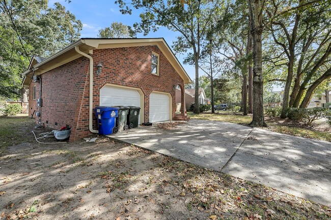 Building Photo - Renovated James Island Home!