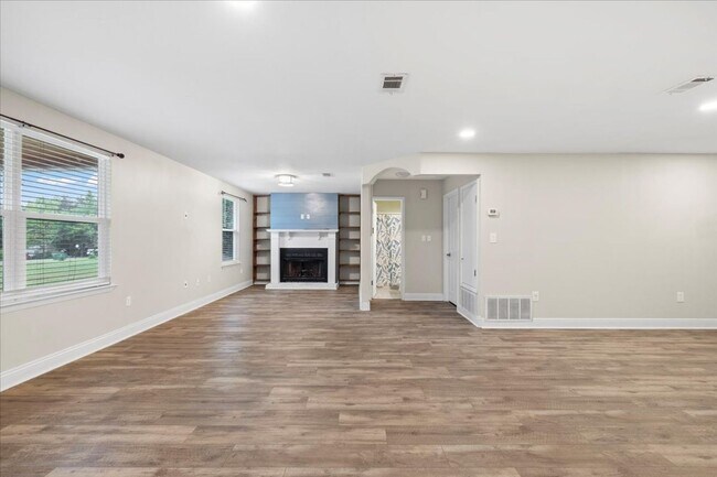 Building Photo - AVAILABLE 9/19!! 3bed/2bath with flex spac...