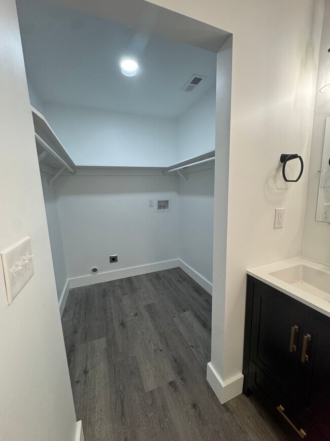 Foto del edificio - 1 Bed, 1 Bath Apartment