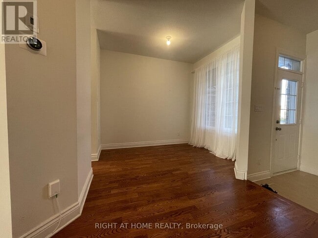 Photo du bâtiment - 28 Desmond Trudeau Dr