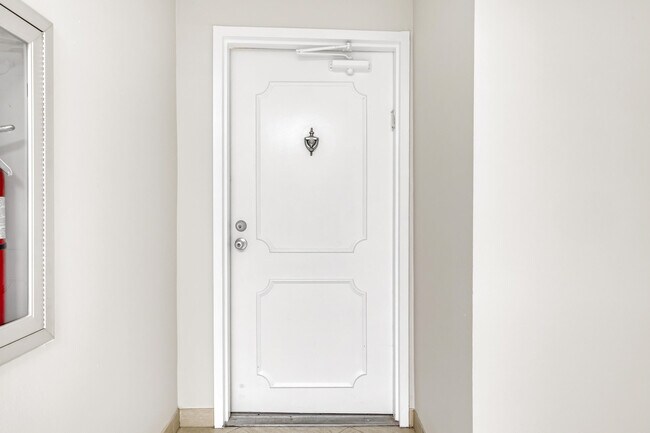 Foto del edificio - 3221 S Ocean Blvd