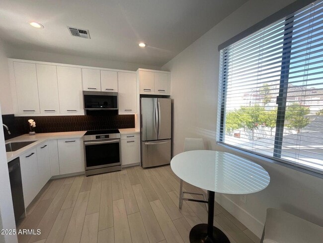 Building Photo - 1611 E Lamar Rd