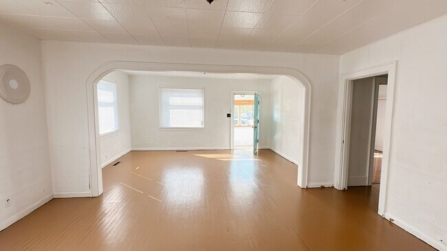 Building Photo - PRELEASING: 4 bdrm/1 bath house with large yard near WWU!