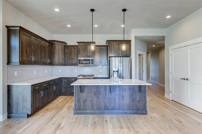 Building Photo - 3034 W Three Lakes Dr