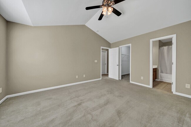 Foto del edificio - Lovely Two Bedroom Townhome With Bonus and...