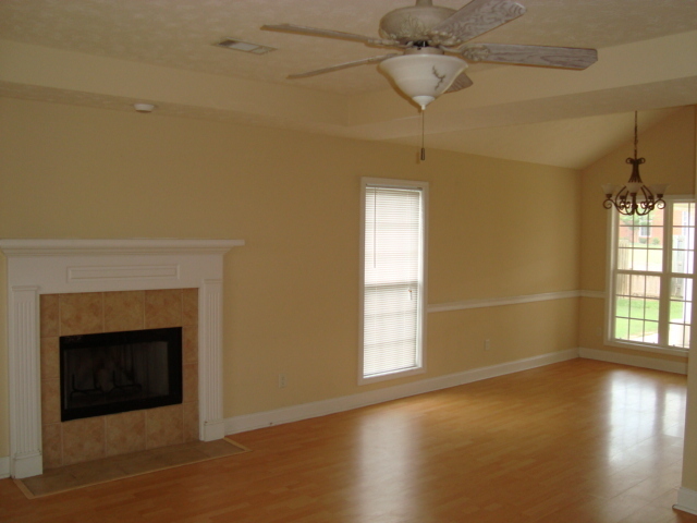 Building Photo - 3 Bedrooms 2 Baths Double Garage home, Gar...