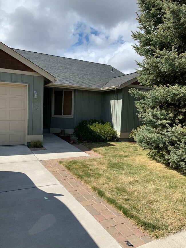 Building Photo - Fully Furnished Home is NE Bend Short Term Rental