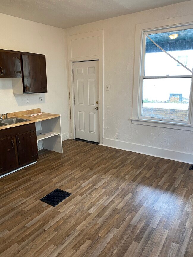 Building Photo - 206 4th St