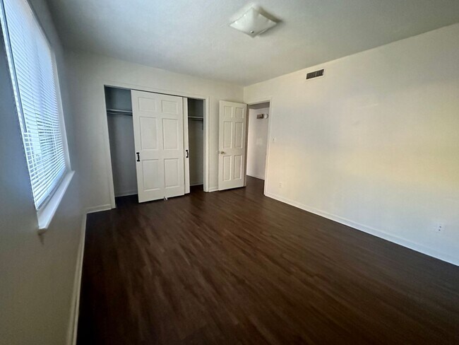 Foto del edificio - 3324 Pinewood Ave