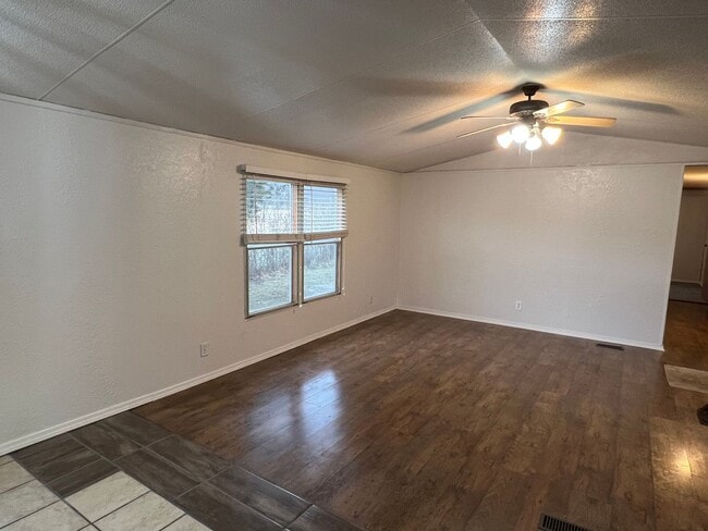 Foto del edificio - 3 Bed, 2 Bath, Detached Building on 10 Acres!