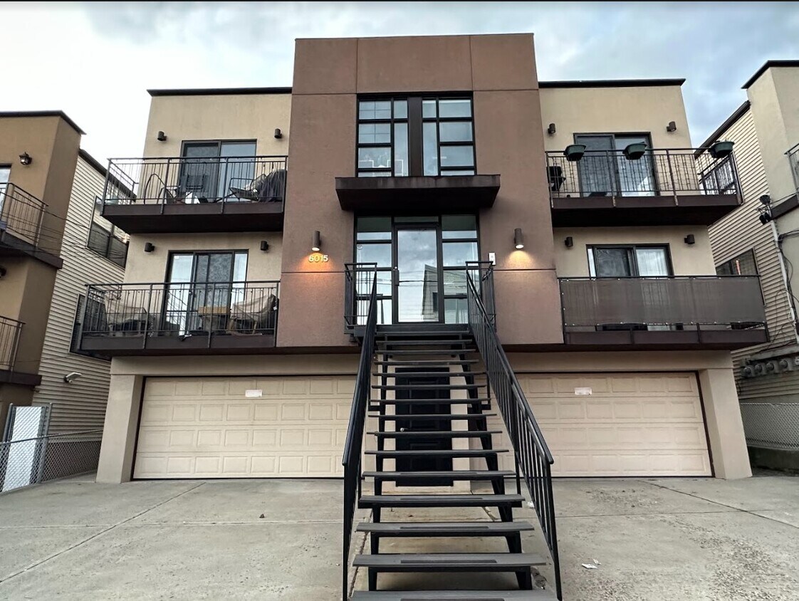 Foto principal - 6015 Polk St