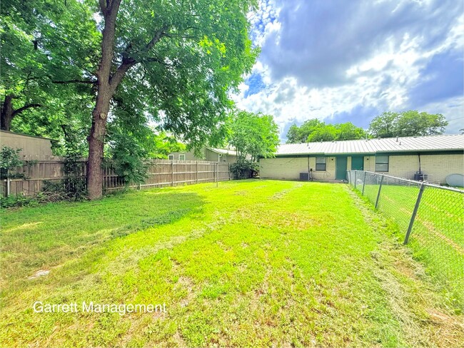 Building Photo - Spacious 2 Bed 1 Bath Duplex For Rent