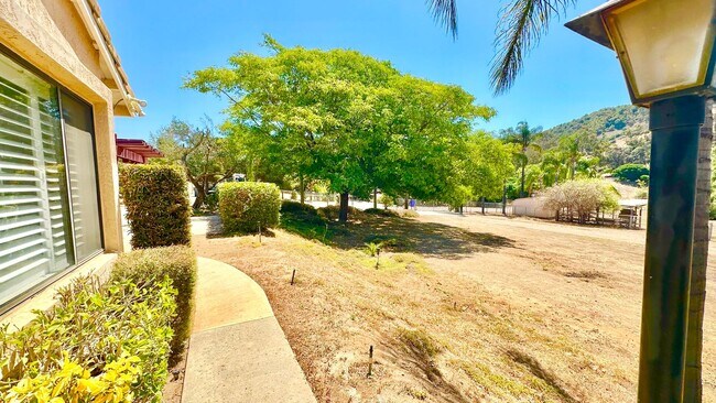 Foto del edificio - Wonderful Single Story Ranch Style Home on Sprawling Country Property in Vista!