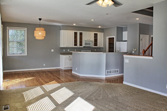 Foto del edificio - 4 bed 2.5 bath home in the Meadows