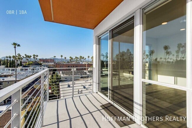 Building Photo - 453 S Kenmore Ave