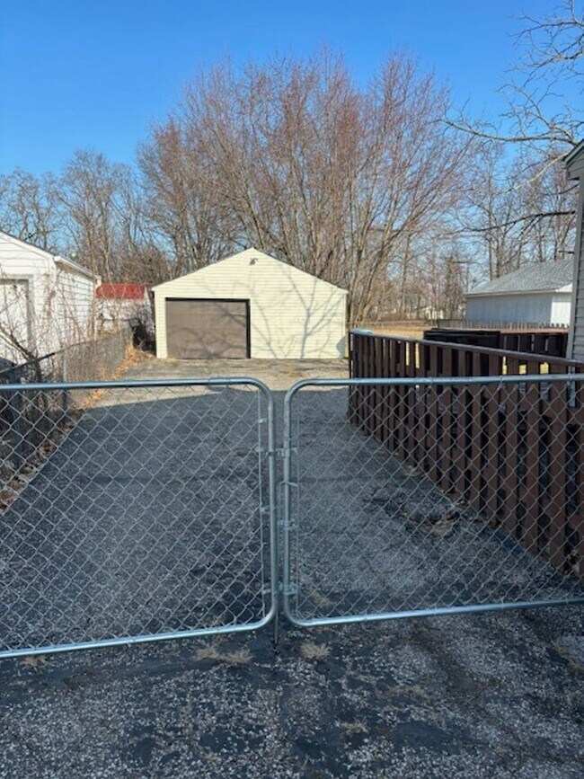 Building Photo - Charming 3 Bedroom 1 Bath Home