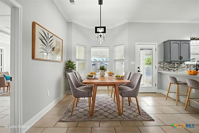 Foto del edificio - 4005 Midway Dr