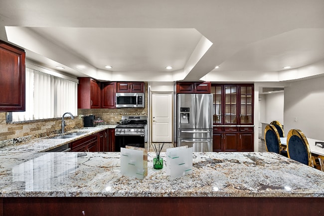 Building Photo - 35715 Maureen Dr