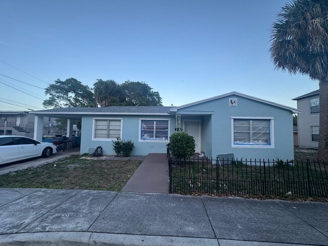 Foto del edificio - 1110 N Sapodilla Ave
