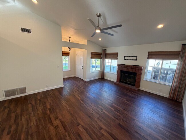 Foto del edificio - 4374 Woodmere Rd