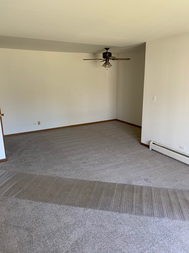 Living / Dining room - 40 Green Oaks Dr