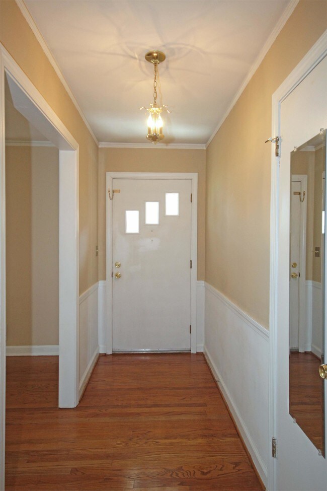 Building Photo - 14 Oakwood Ave