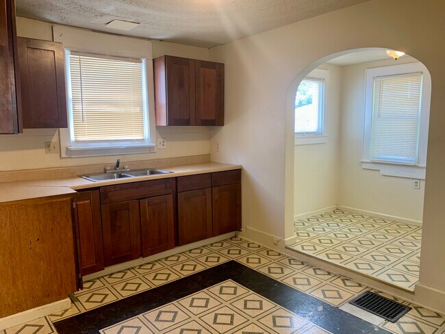 Building Photo - 1525 Miami Ct NE