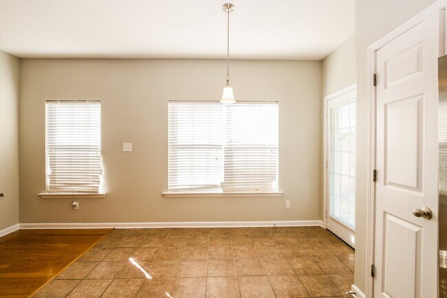 Foto del edificio - 9934 White Poplar Dr