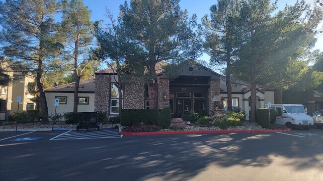 Entrada a los condominios Montana - 555 E Silverado Ranch Blvd