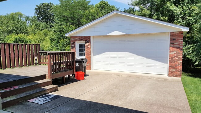 Building Photo - Great, 3 Bedrooms, 1.5 Baths, Brick Ranch ...