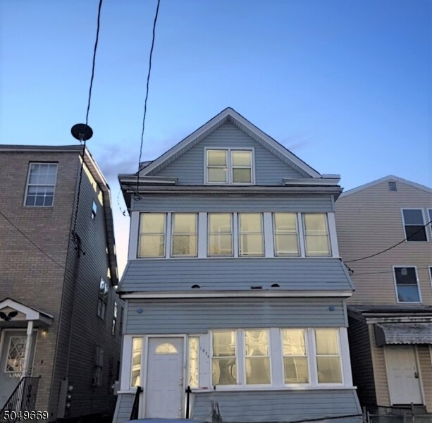 Building Photo - 1024 Bond St