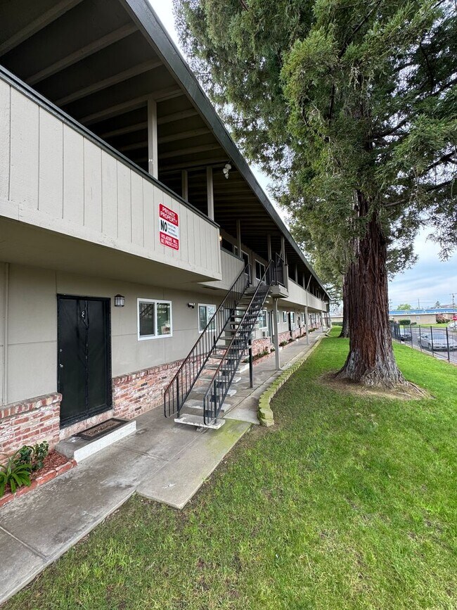 Foto del edificio - One Bedroom One Bath Apartment with Patio and Small Yard SEE VIDEO