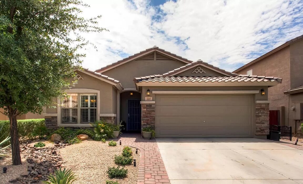 Foto principal - 3581 E Desert Moon Trl