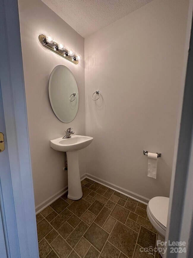 Building Photo - 1619 Oak Leaf Dr NW