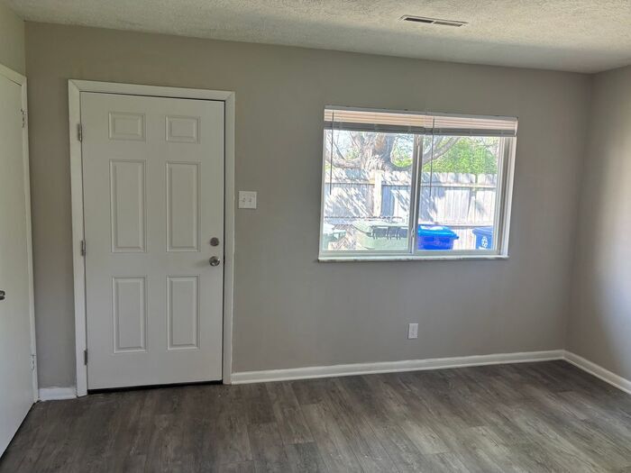 Foto principal - Comfortable Living in a Cozy 2-Bedroom Dup...