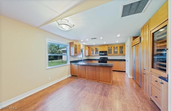 Foto del edificio - 27100 Pine Ave