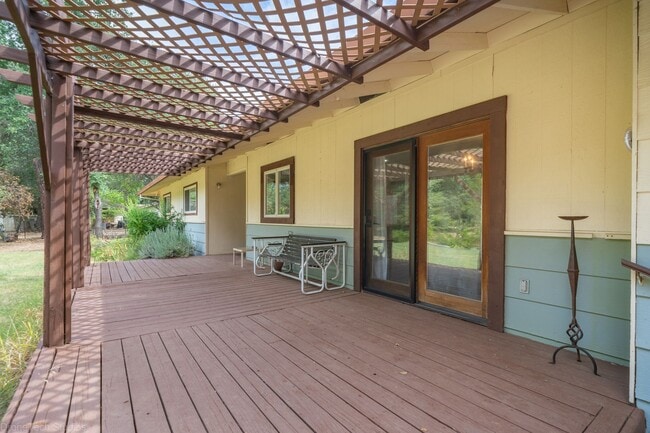 Foto del edificio - Central location in country setting! In law unit attached to house! MUST SEE!