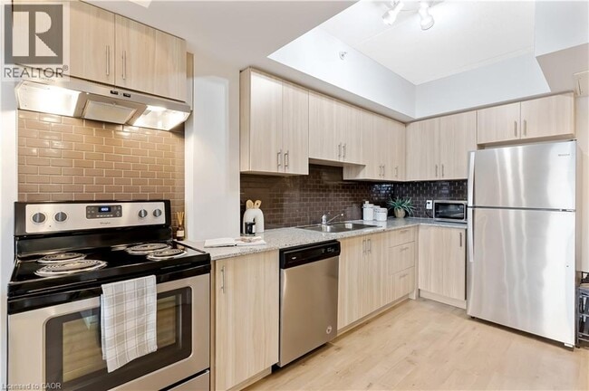Building Photo - 275 Larch St