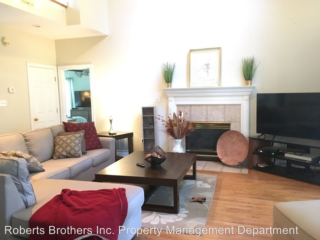 Building Photo - 9670 Arlington Oaks Dr S